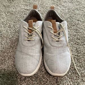Tom’s gray sneaker